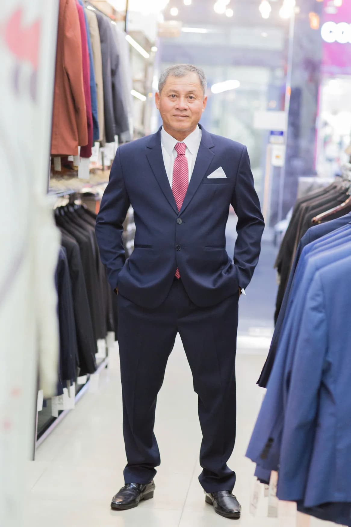 Quý ông vest navy, cà vạt đỏ, khăn túi trắng