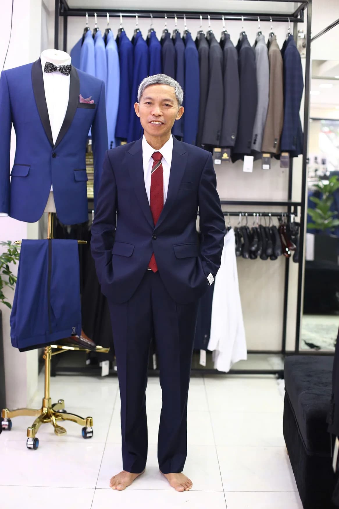 Quý ông tóc bạc vest navy, cà vạt đỏ đô