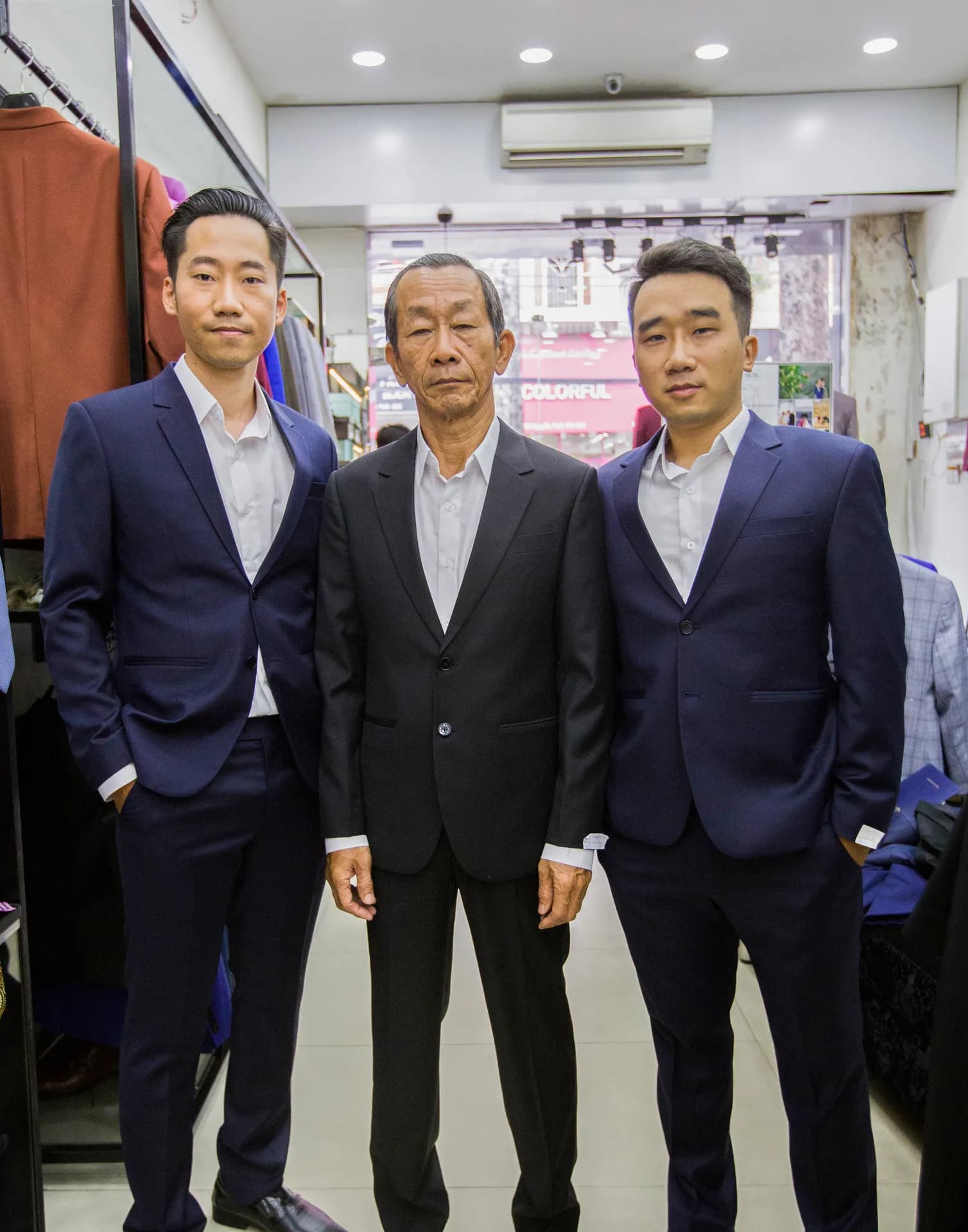 Ba dáng vest navy và đen sánh vai, gợi hình ảnh gia đình cùng chọn suit cho ngày cưới