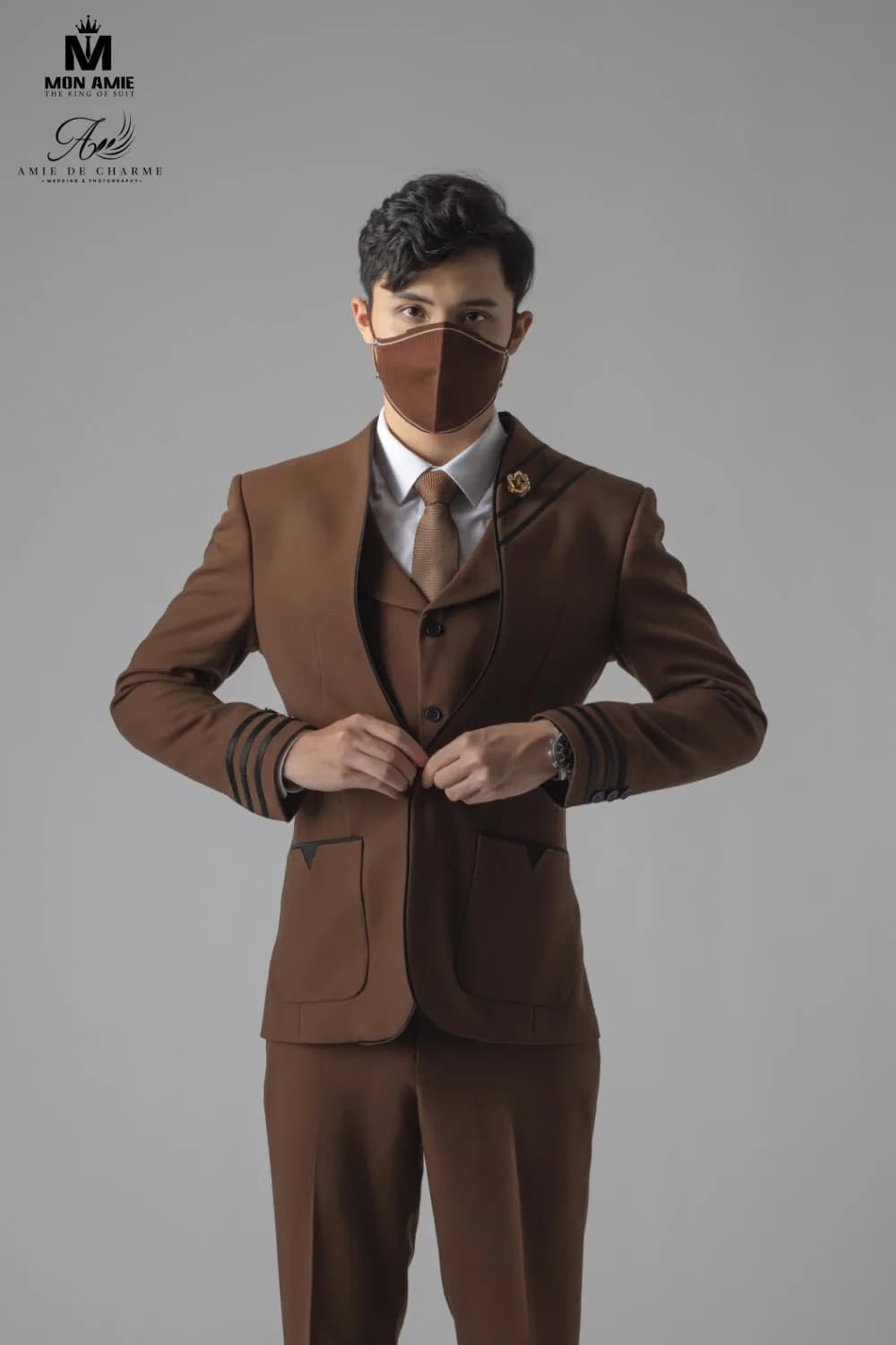 Chi tiết suit nâu viền đen ở cửa túi, tay áo và ve vai