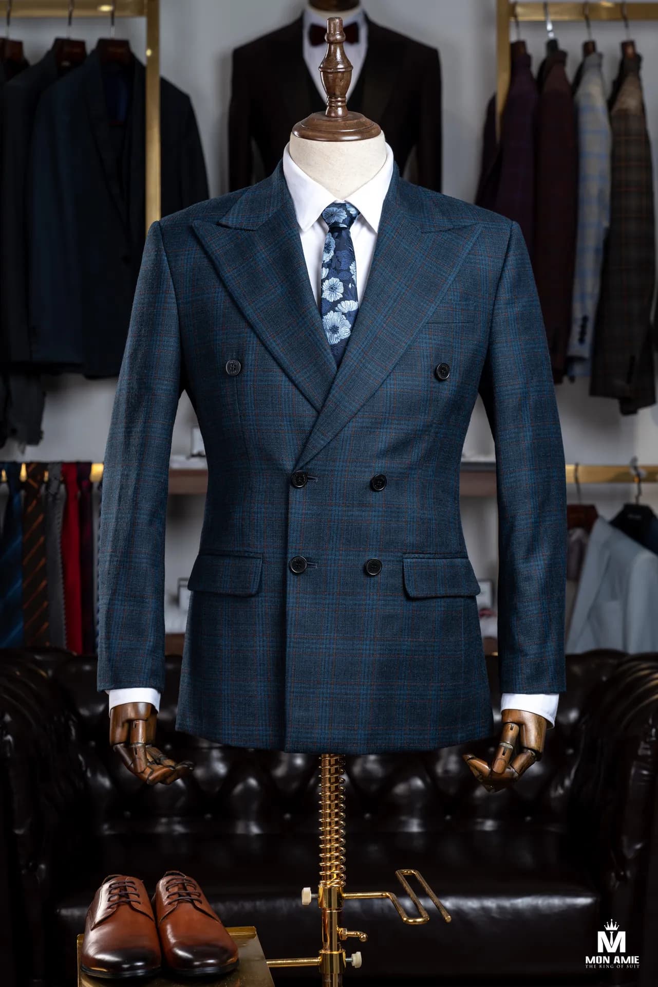 Suit xanh teal ca-rô cài hai hàng ve nhọn, phối cà vạt hoa tại showroom