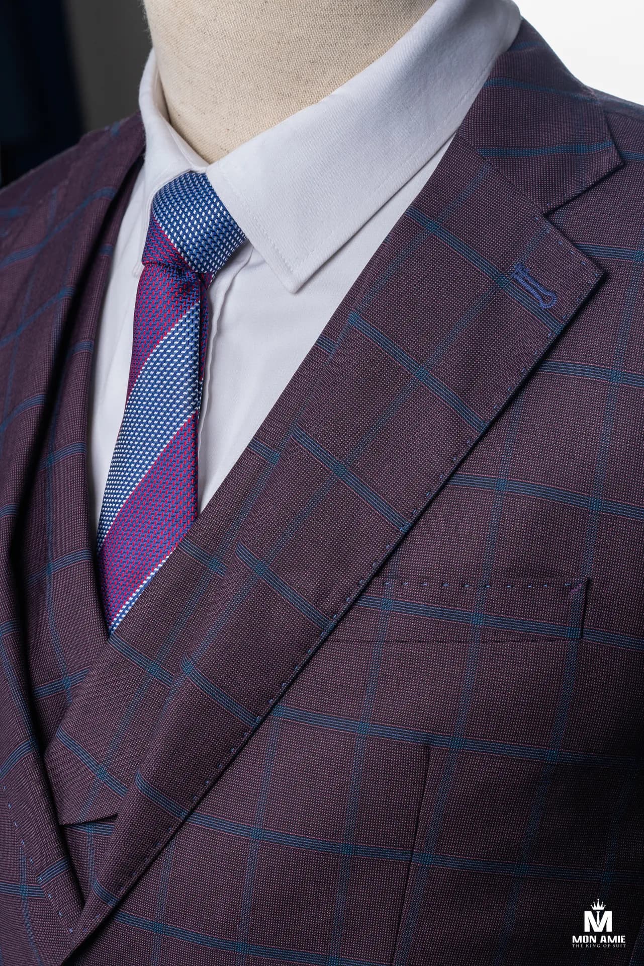 Cận cảnh suit ba mảnh tím than kẻ caro, gile và cà vạt sọc xanh tím