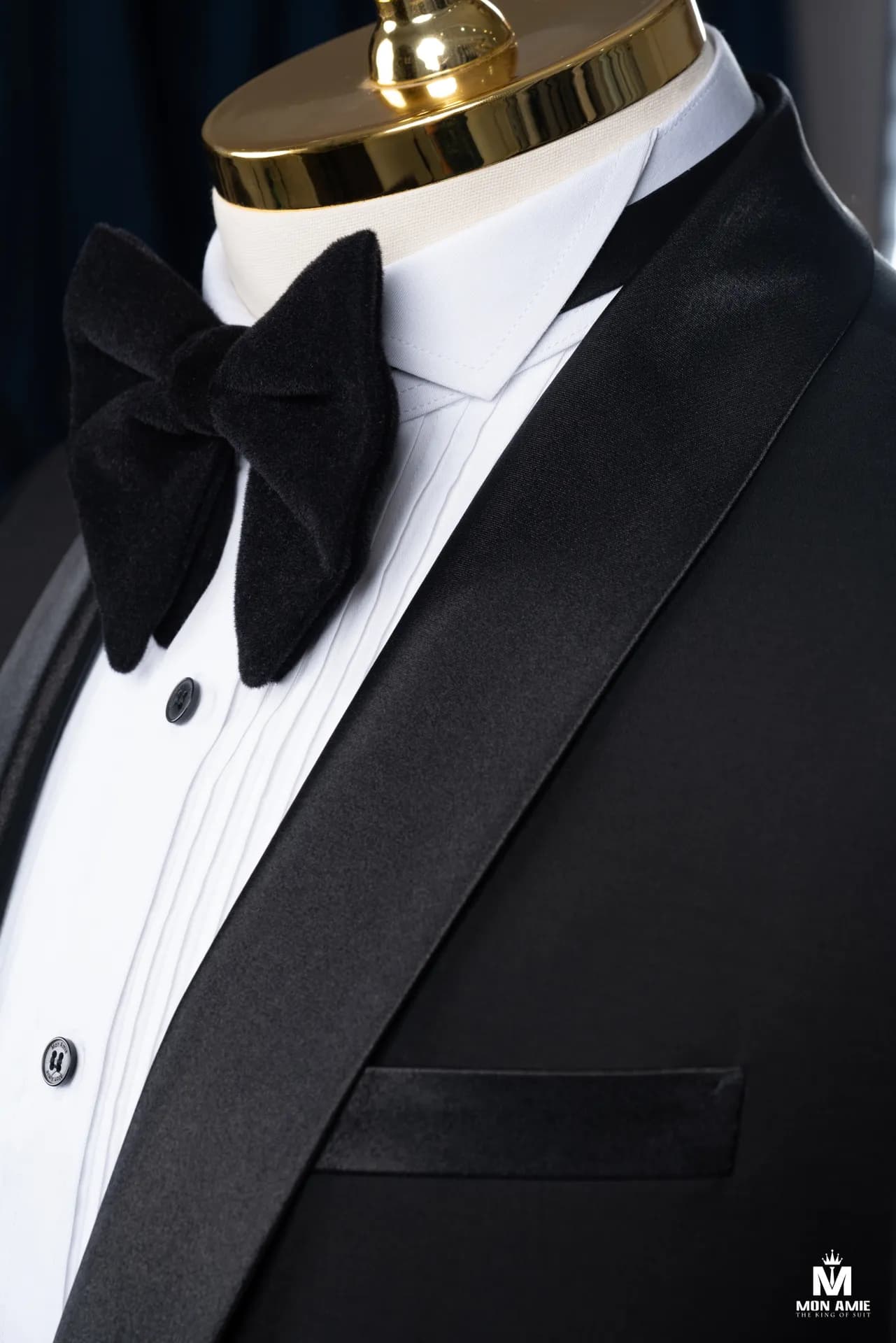 Cận cảnh tuxedo đen ve shawl, nơ bản lớn và khăn túi satin
