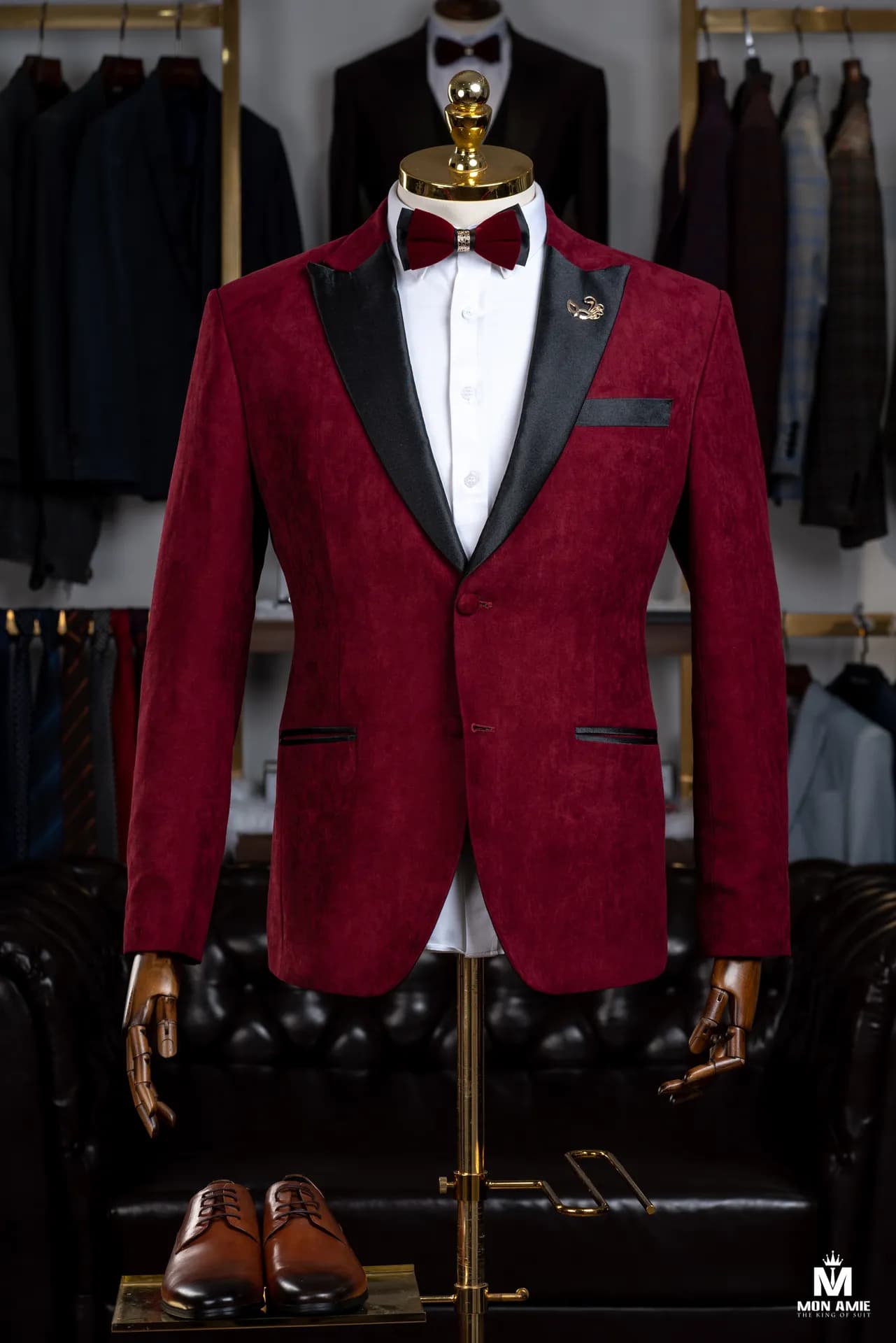 Tuxedo nhung đỏ đô ve đen, nơ đỏ, giày da nâu, nền showroom