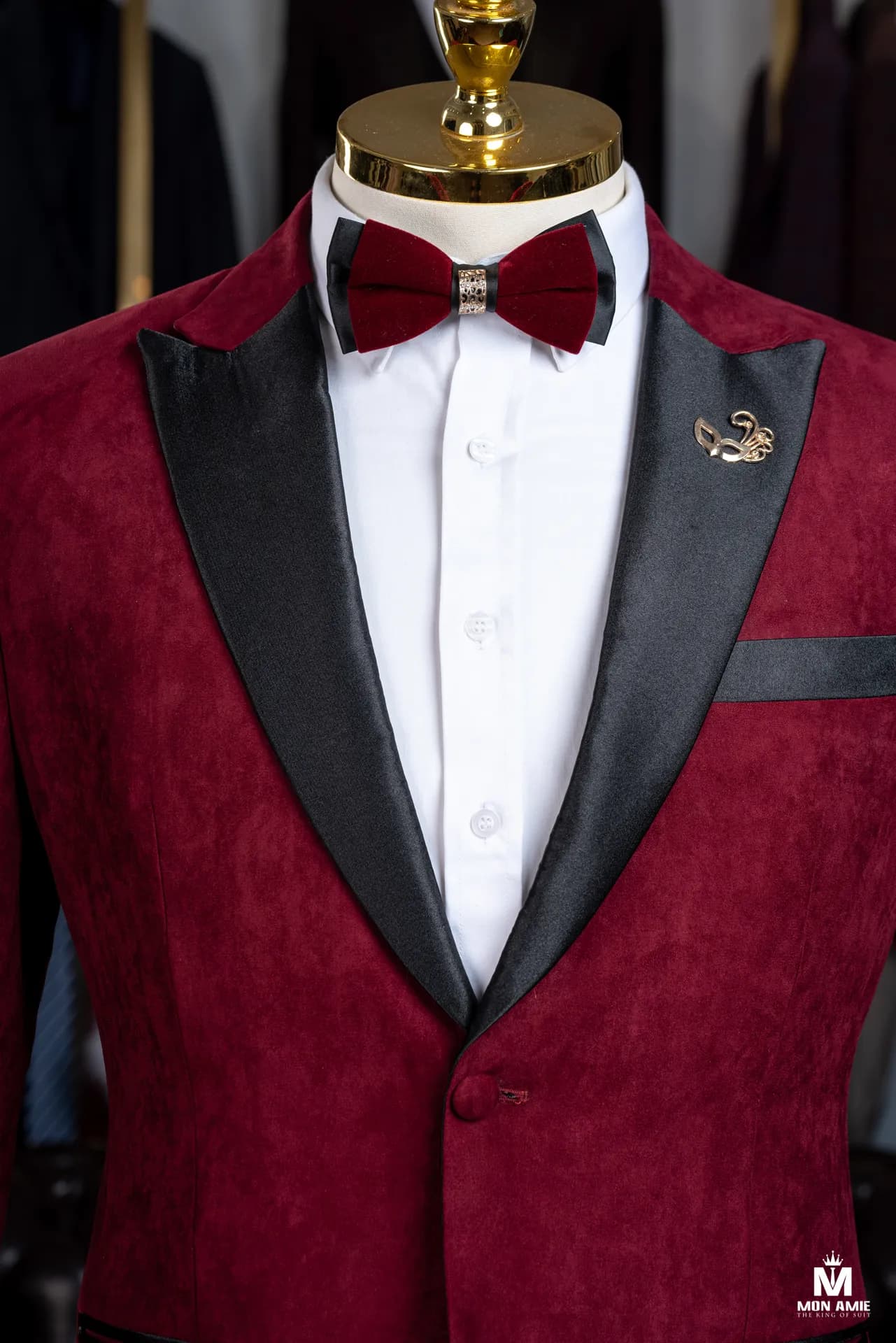 Cận cảnh tuxedo nhung đỏ ve nhọn satin đen và nơ đỏ đô