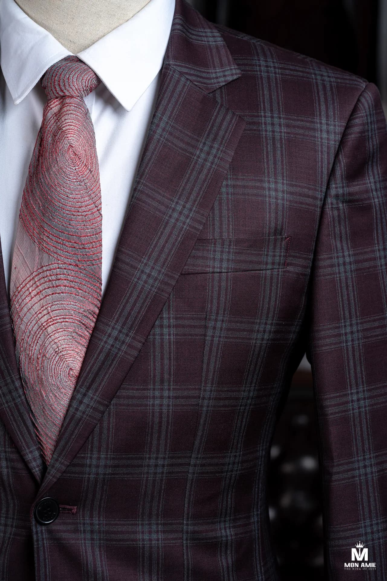 Cận cảnh ve nhọn blazer ca-rô mận, cà vạt hồng họa tiết