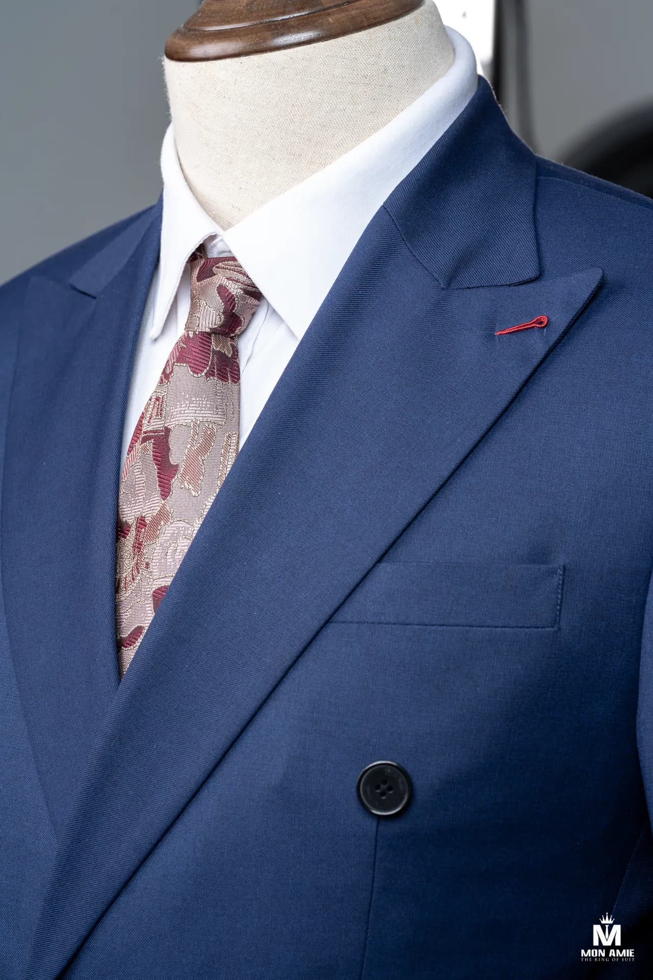 Cận cảnh ve nhọn suit xanh royal, cà vạt hồng họa tiết