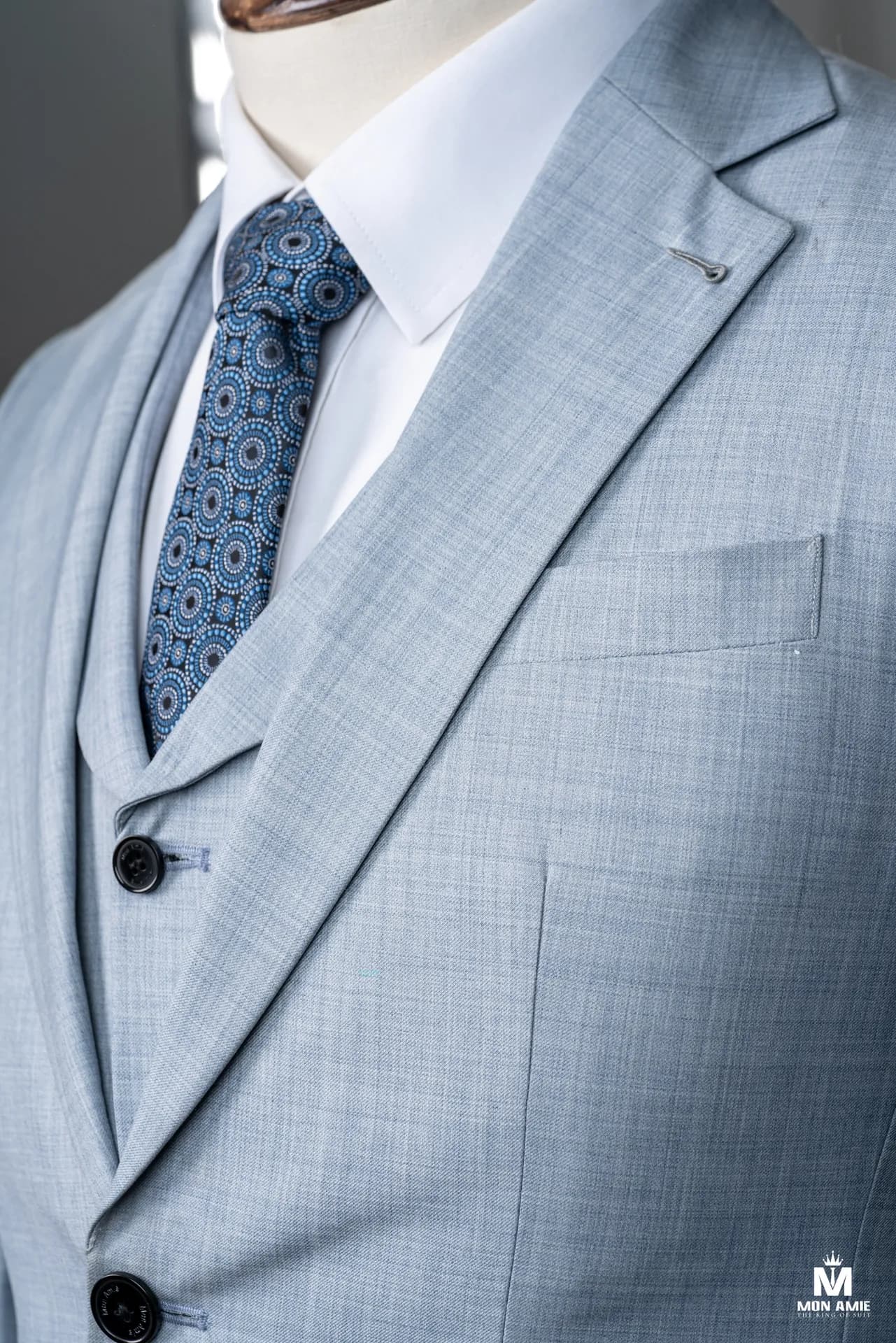 Cận cảnh suit xanh da trời nhạt, cà vạt xanh họa tiết, ve nhọn