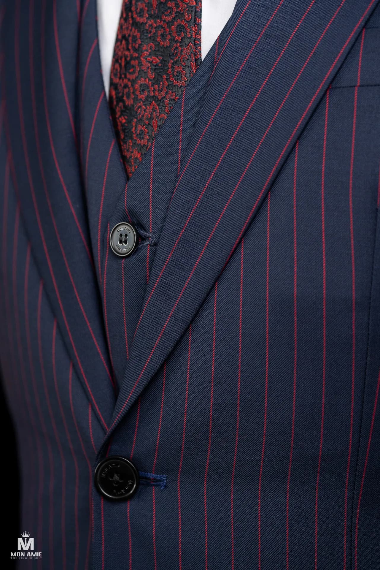 Cận cảnh suit navy kẻ sọc đỏ, cà vạt đỏ đô họa tiết