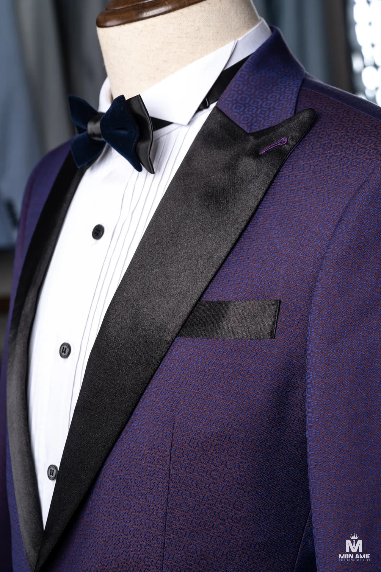 Cận cảnh ve satin đen tuxedo tím, nơ đen và khăn túi