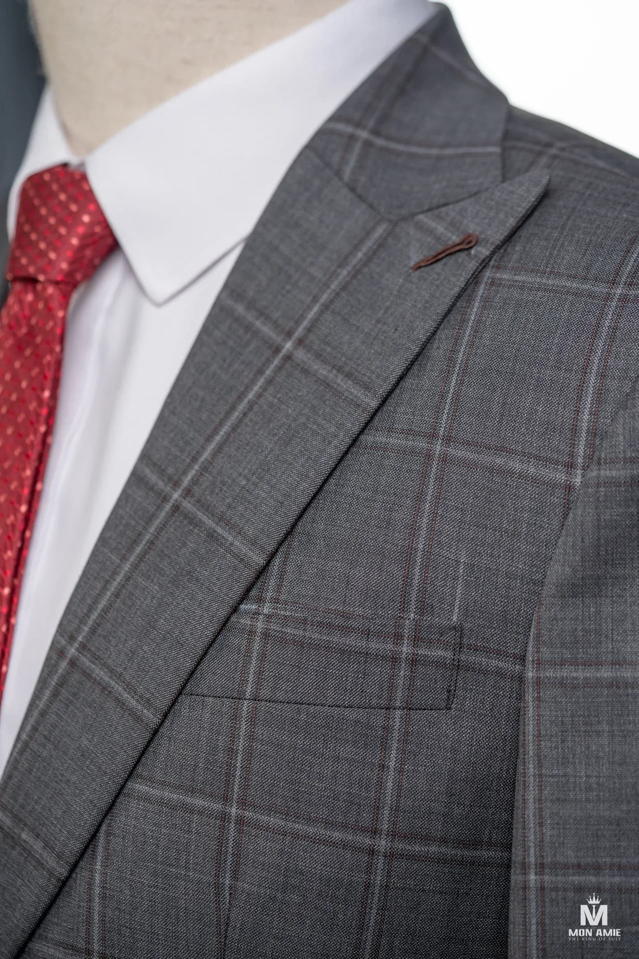 Cận cảnh ve nhọn suit xám ca-rô, cà vạt đỏ rực và sơ mi trắng