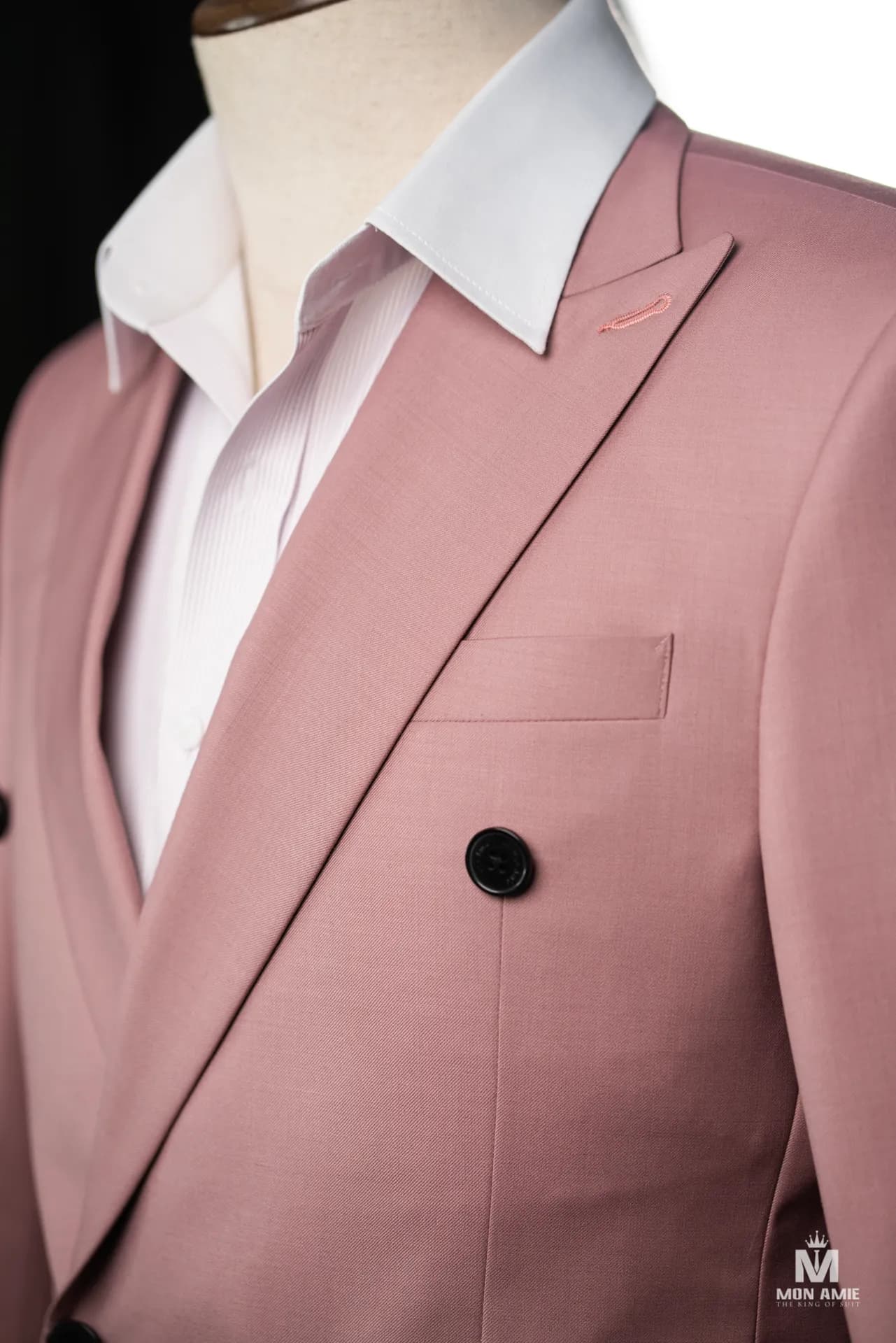 Cận cảnh ve nhọn suit hồng đất, sơ mi trắng cổ mở trẻ trung