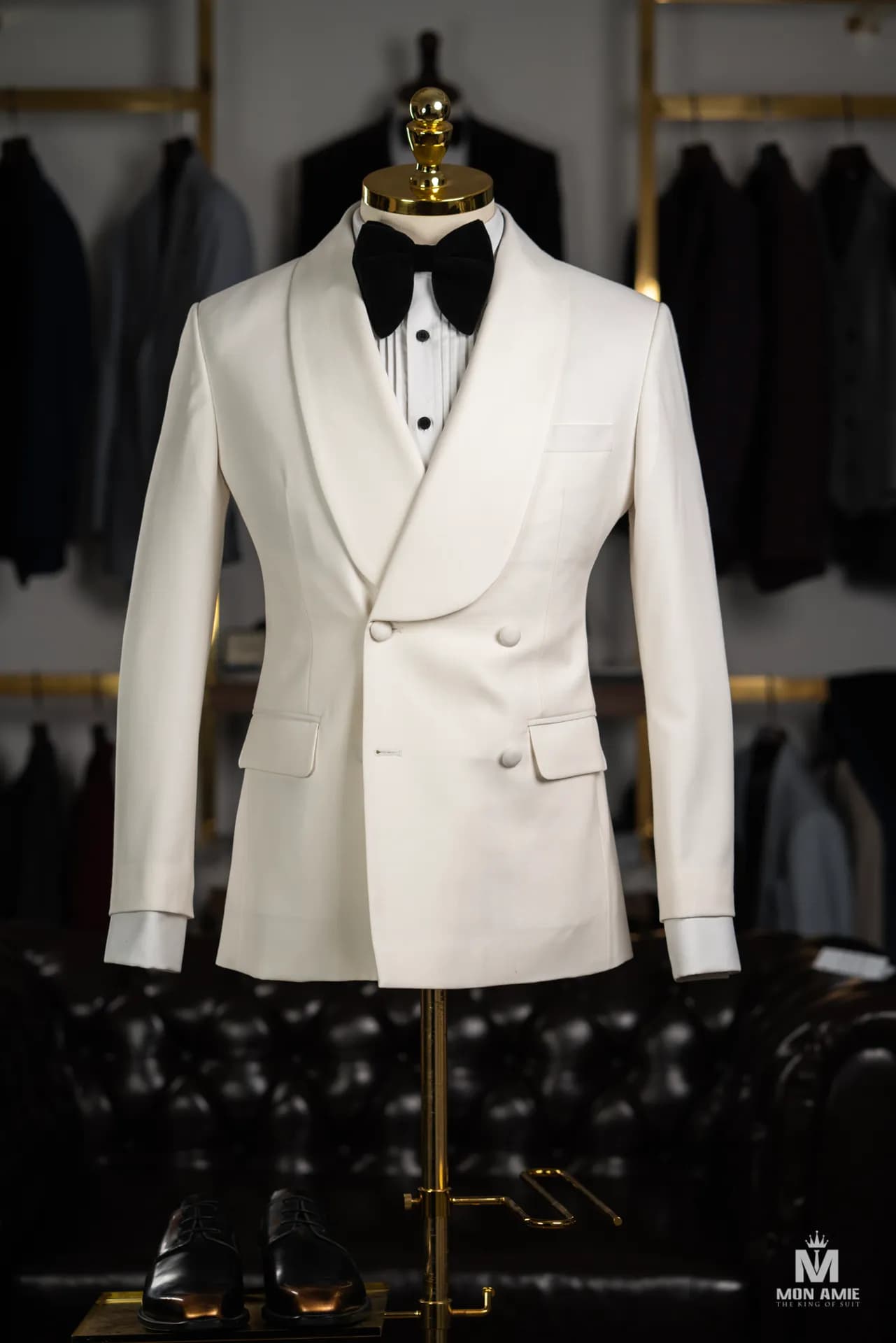 Tuxedo trắng ngà cài hai hàng cổ shawl, nơ đen sang trọng