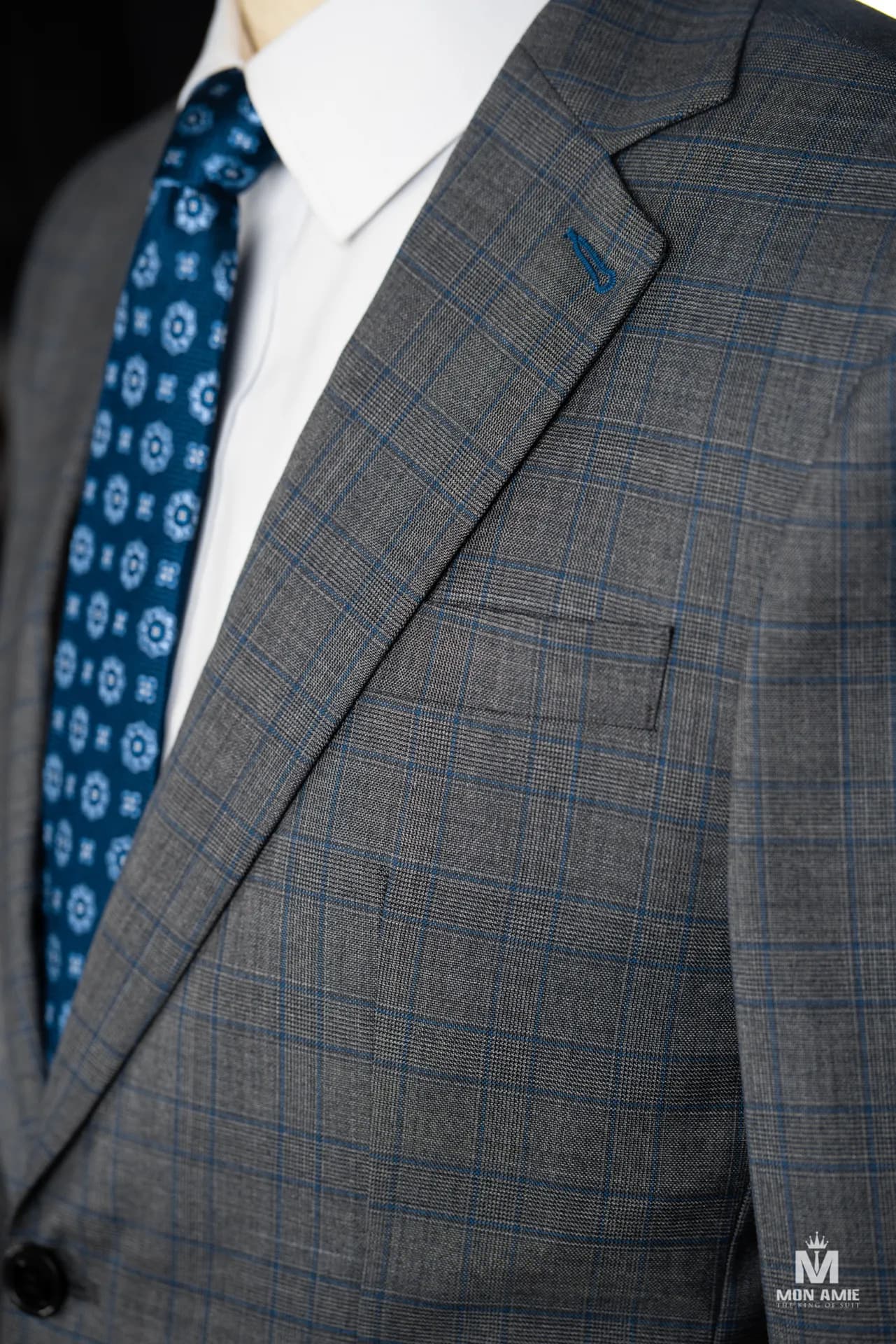 Cận cảnh suit xám ca-rô, cà vạt xanh dương họa tiết nổi bật