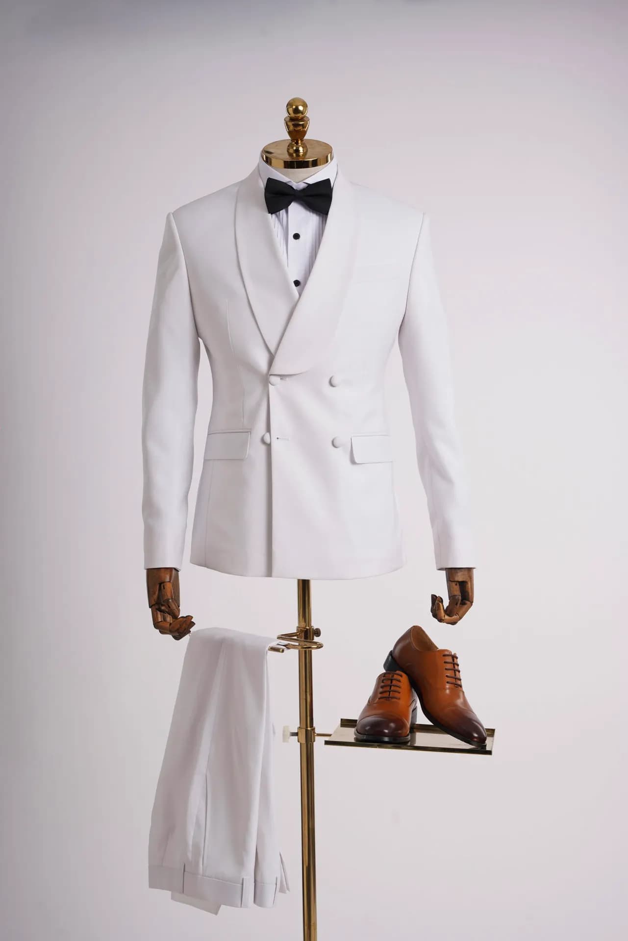 Tuxedo trắng cài hai hàng, nơ đen và giày da nâu