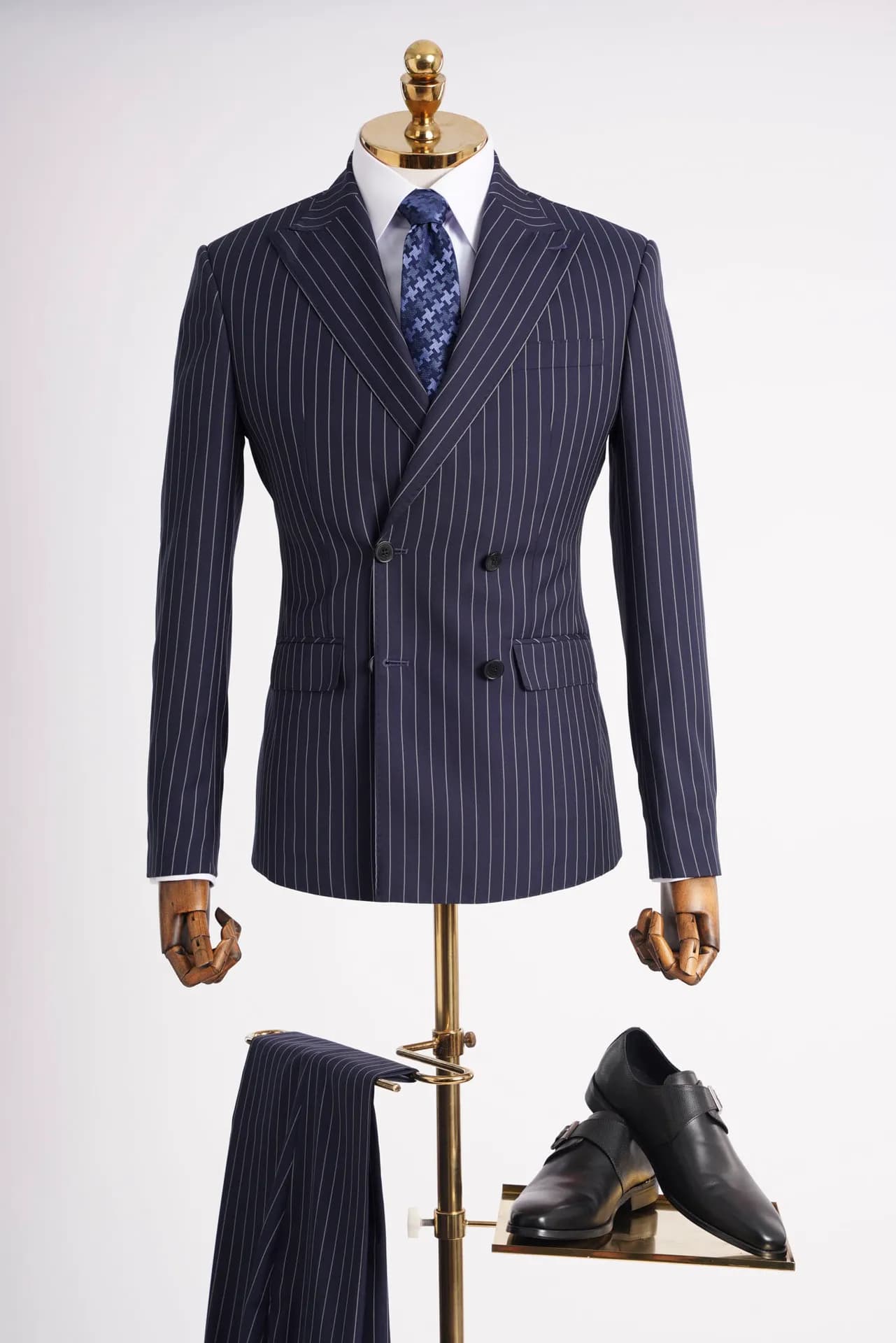 Suit xanh navy kẻ sọc cài hai hàng, cà vạt xanh, giày da