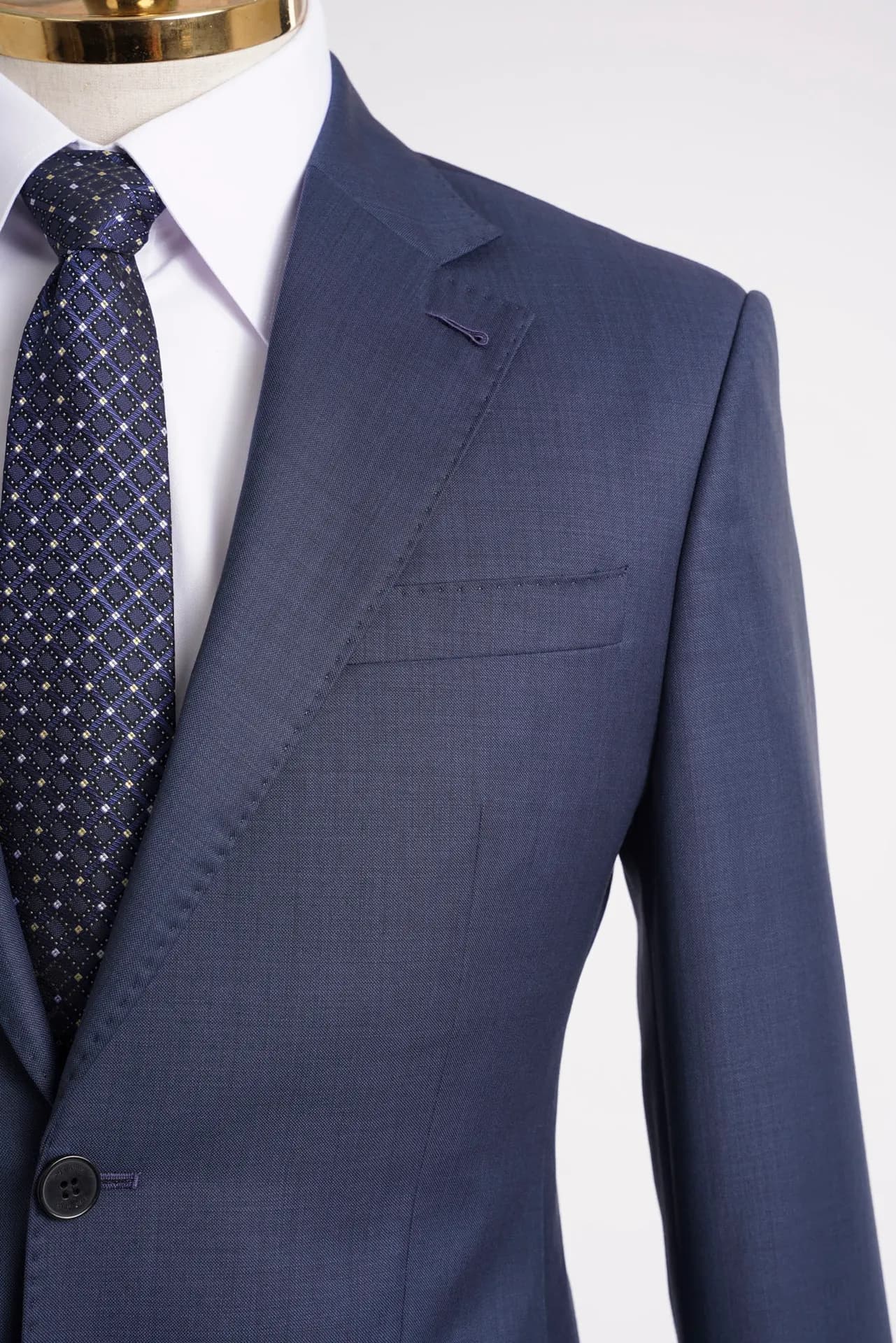 Cận cảnh suit xanh navy một khuy, cà vạt chấm bi và sơ mi trắng
