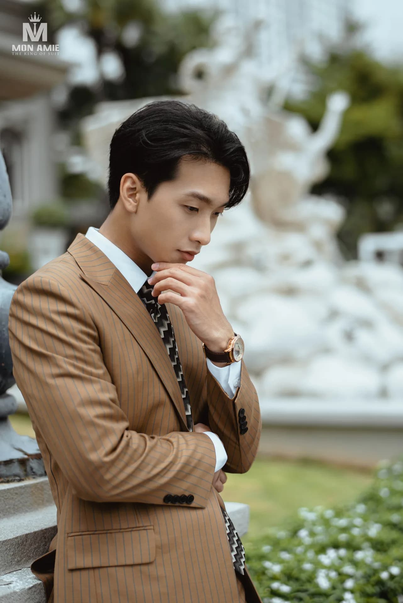 Suit sọc nâu, cà vạt zigzag và đồng hồ da trong khu vườn trắng