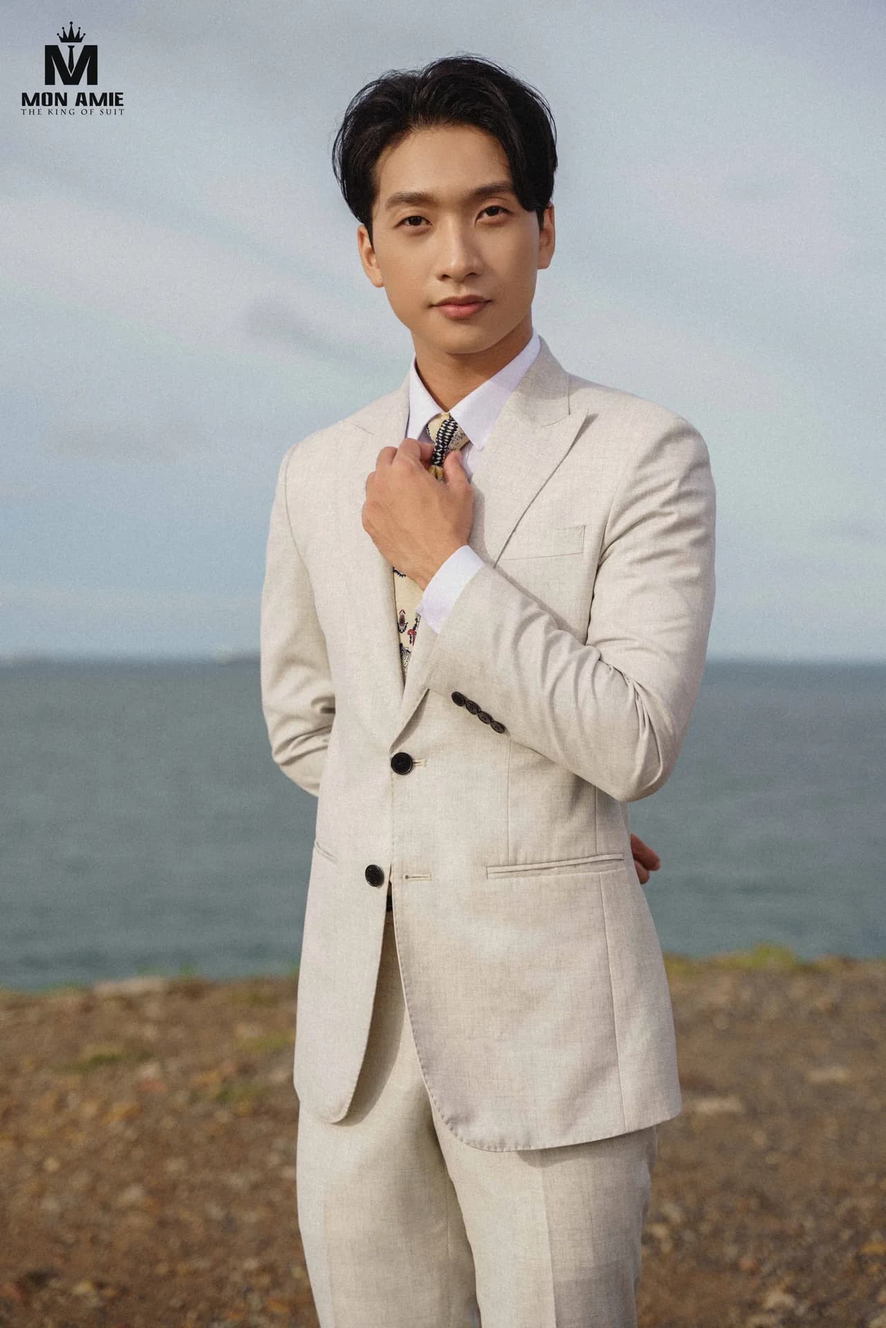 Suit be linen, cà vạt họa tiết, chỉnh cà vạt trước mặt biển Vũng Tàu