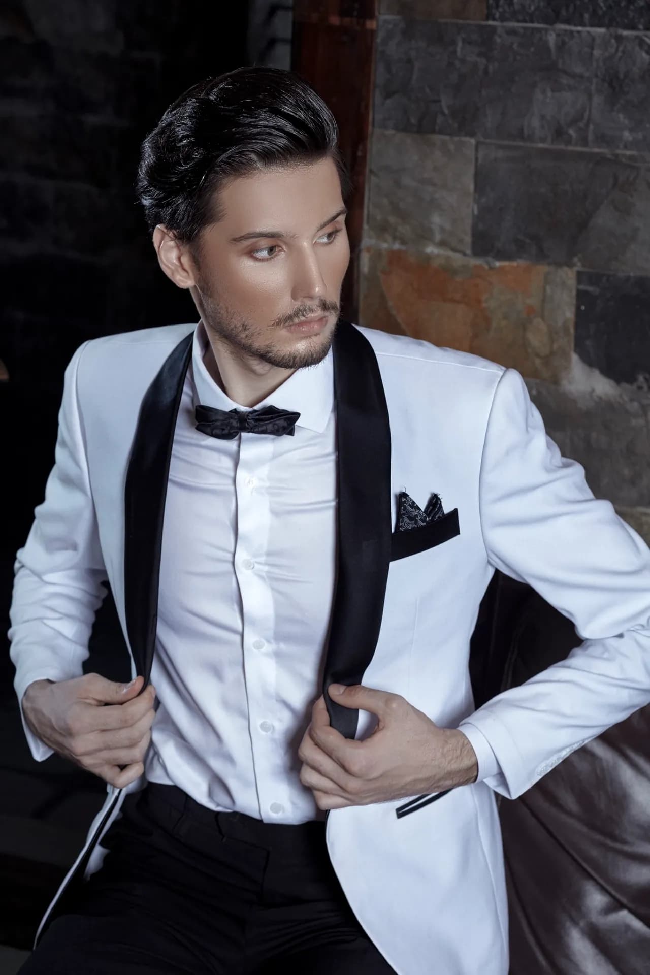 Blazer trắng ve nhung đen, nơ, khăn cài túi, tạo dáng cận cảnh