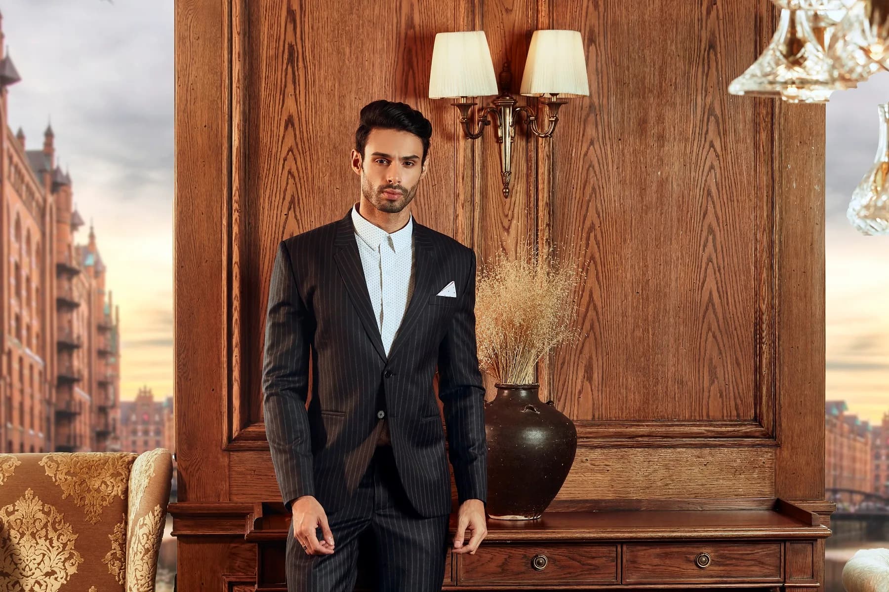 Suit kẻ sọc than dáng đứng bên bàn gỗ, phông cảnh phố cổ hoàng hôn