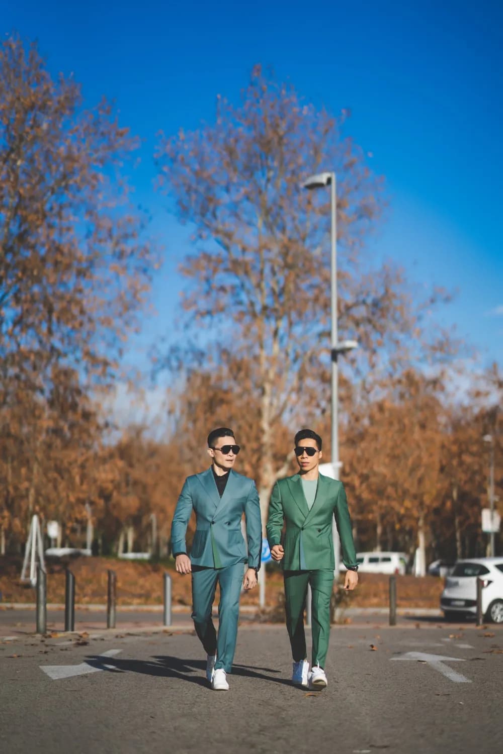 Suit caro xám ba mảnh phối gile ghi, sơ mi xanh đậm và cà vạt vàng đồng