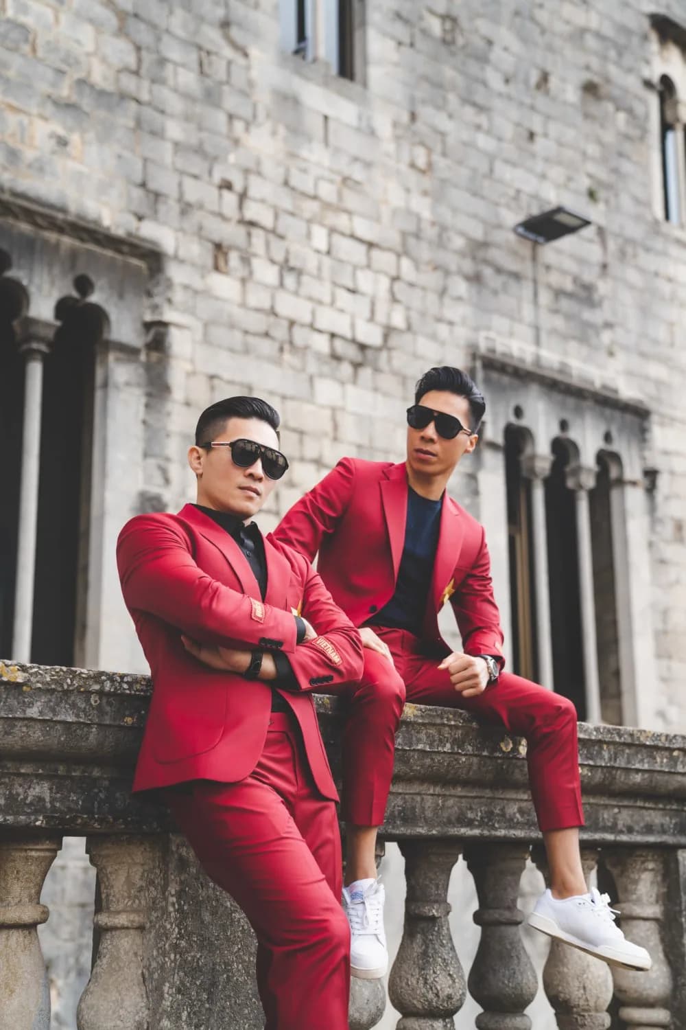 Suit xanh bạc hà giữa xưởng may: kệ vải, hộp cà vạt và ma-nơ-canh