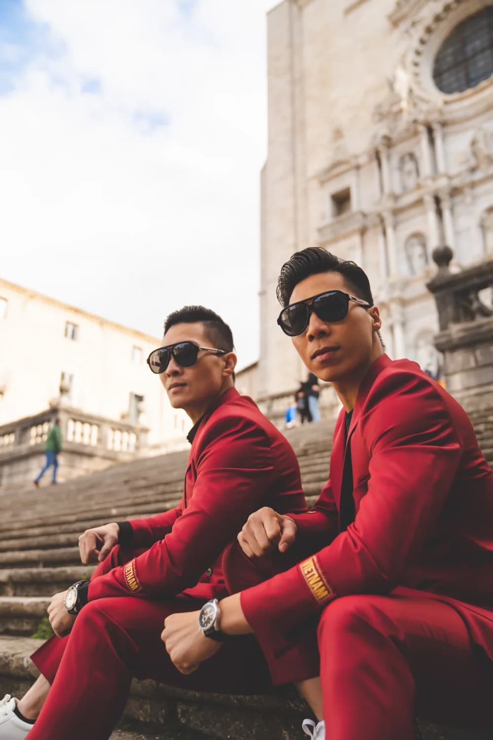 Blazer màu caramel, gile xanh rêu và khăn cài túi cam nổi bật