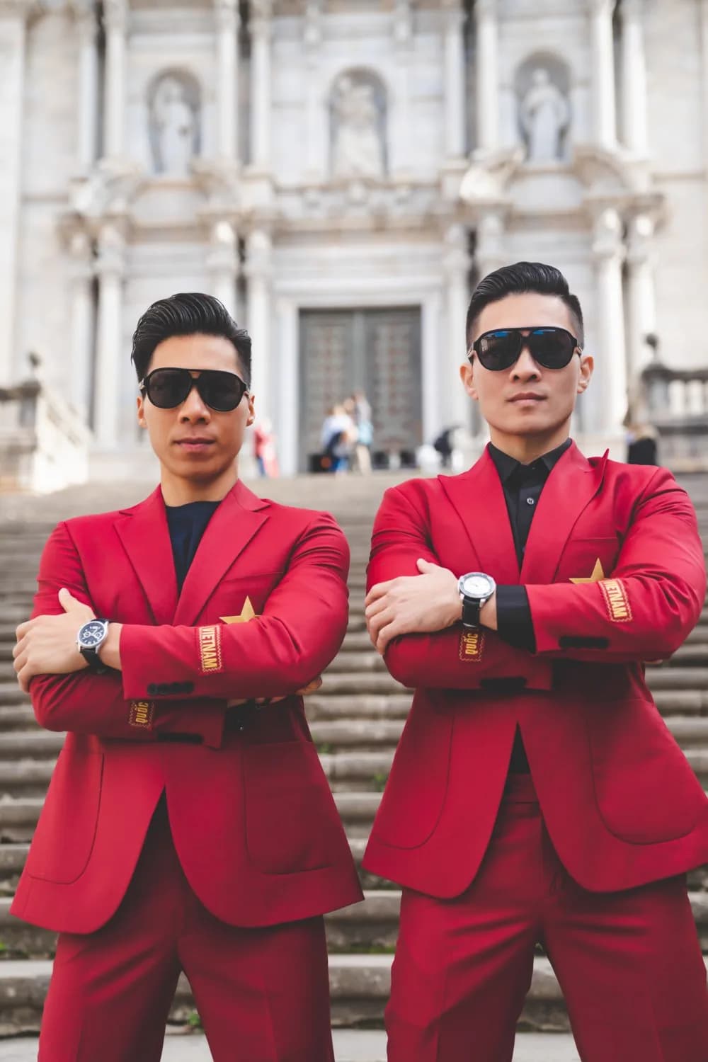 Tuxedo đen ve lụa, nơ cổ và sơ mi xếp ly ngoài trời