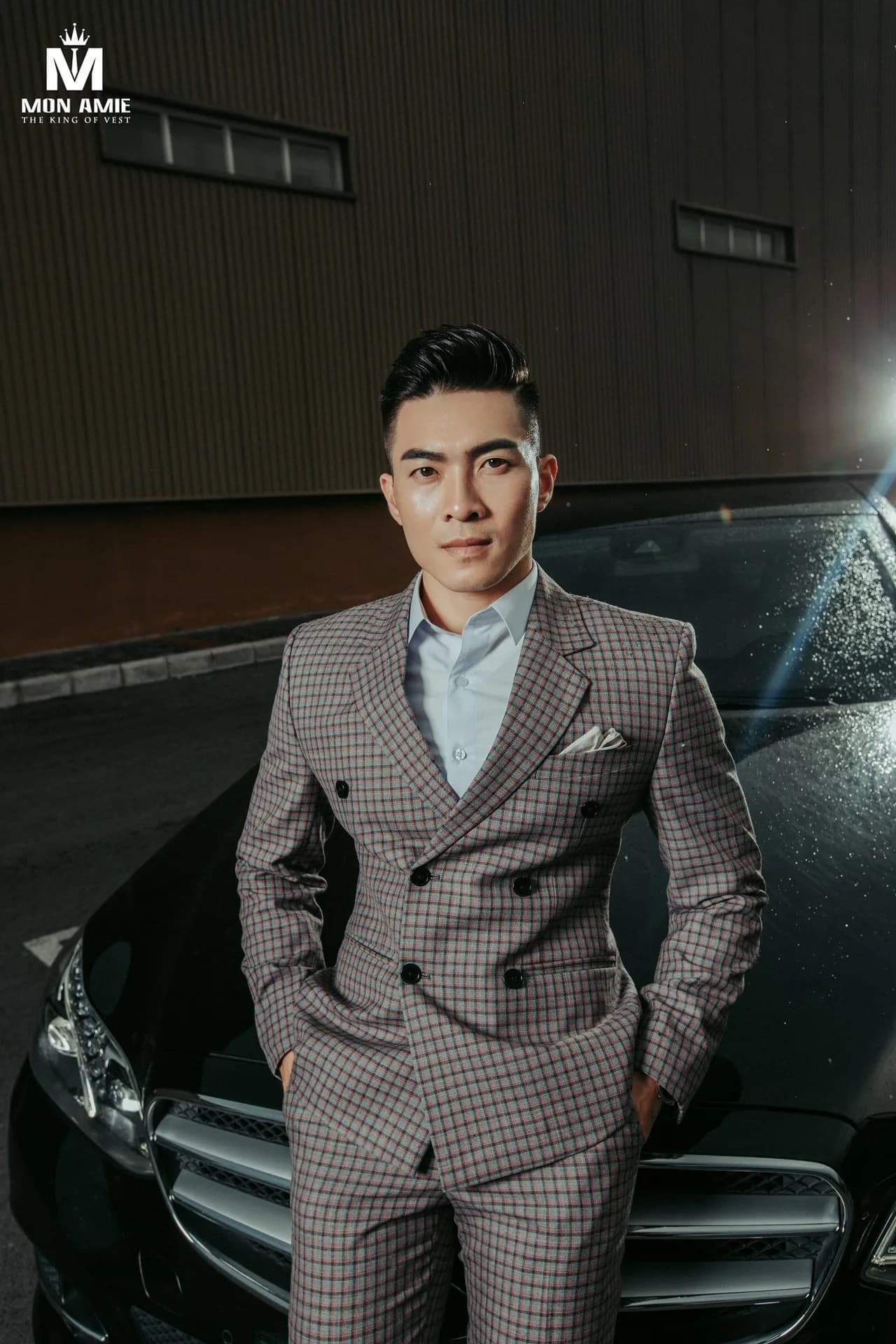 Blazer kẻ ô đen hai hàng khuy, cà vạt đỏ, giá vải phía sau