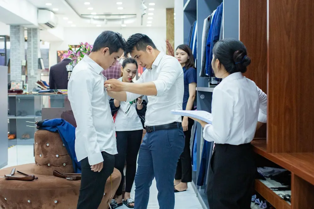 Phóng sự các khách hàng tham quan & đặt may vest tại Mon Amie.