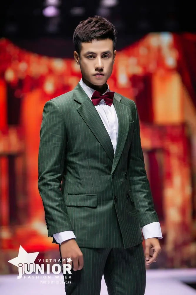 Trẻ Trung Với Gam Màu Xanh Rêu Suit Chủ Đạo