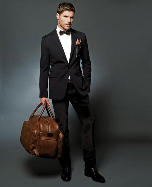 Xabi Alonso thanh lịch cùng vest