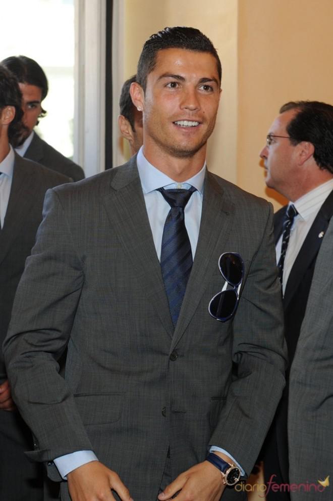 Đến nhận giải thưởng không ai ngờ Ronaldo xuất hiện với visual đỉnh cao  khiến 9 triệu người phải thả tim