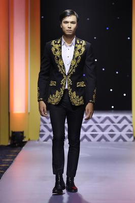 Bộ Vest Dạ Hội Được Thiết Kế Với Họa Tiết Vàng Sang Trọng Đẳng Cấp 