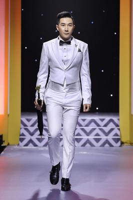 Bộ Vest Trắng Dạ Hội Kiểu Đuôi Tôm 