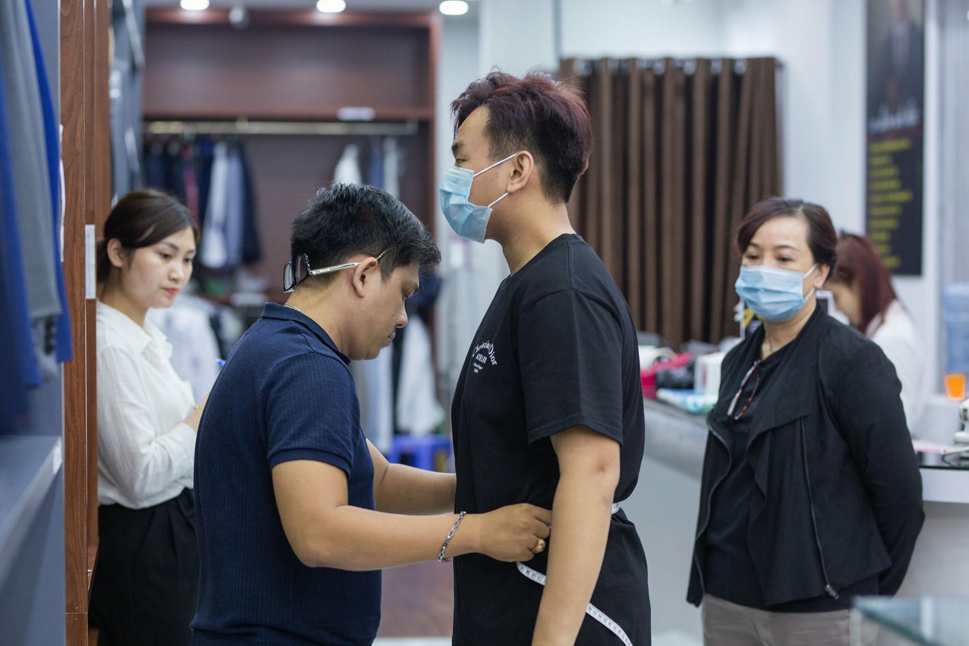 Phóng sự các khách hàng tham quan & đặt may tại Mon Amie.