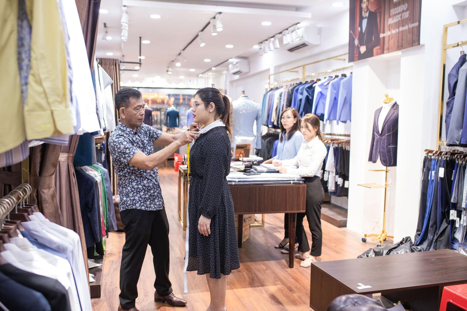 Phóng sự các khách hàng tham quan & đặt may tại Mon Amie.