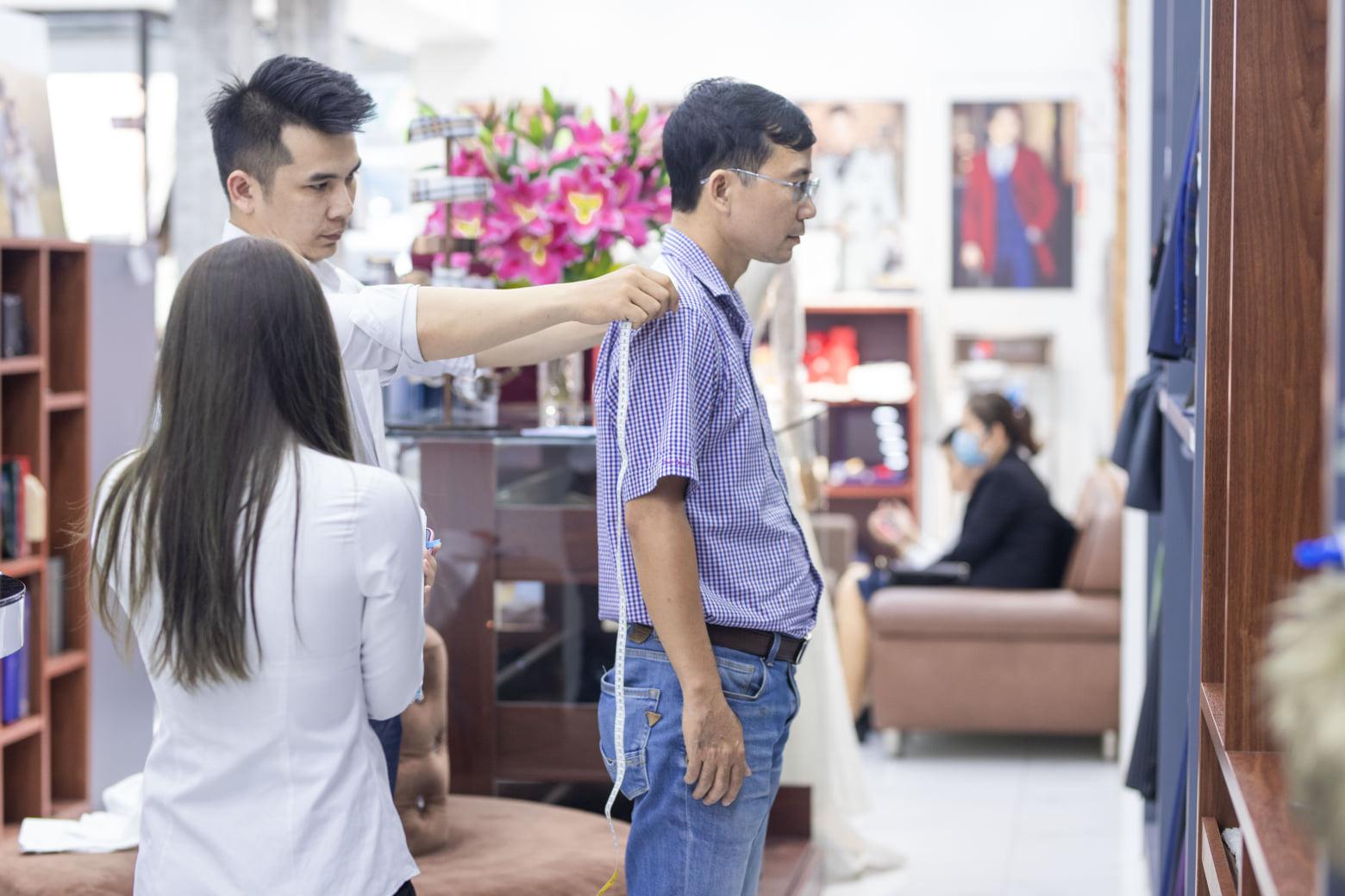 Phóng sự các khách hàng tham quan & đặt may tại Mon Amie.