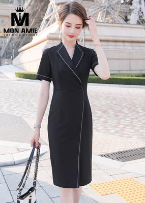 Váy đen cổ vest phong cách