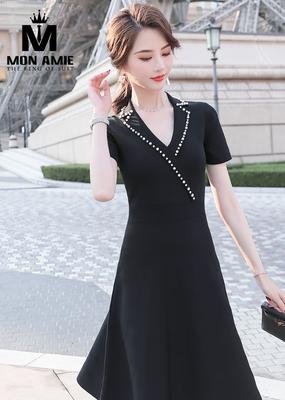 Váy đen xòe cổ đính hạt sang trọng