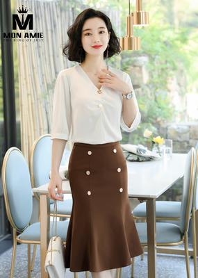 Set váy nâu kèm áo trắng cổ phối nút 