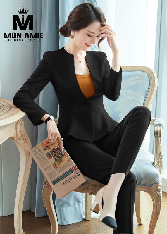 Áo vest đen cổ tròn xinh xắn