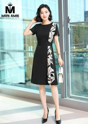 Váy đen phối vạt họa tiết thời trang