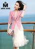 Blazer hồng pastel tay lỡ đơn giản