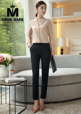 Sơ mi màu be nhạt phối phụ kiện cực xinh