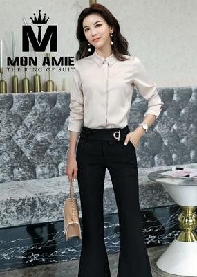 Sơ mi màu be kèm phụ kiện cổ áo điệu đà