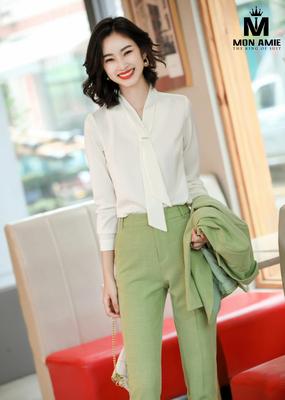 Sơ mi trắng vạt cổ kèm phụ kiện dễ thương