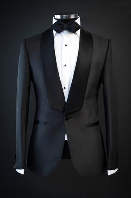 Tuxedo đen phối cổ đen lịch lãm