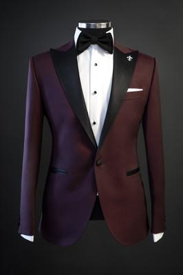 Tuxedo tím than nổi bật
